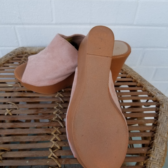 NWOT  BLUSH PINK FAUX SUEDE WEDGE SLIDES BY WILD DIVA ~ SIZE 6 1/2 - Picture 1 of 4